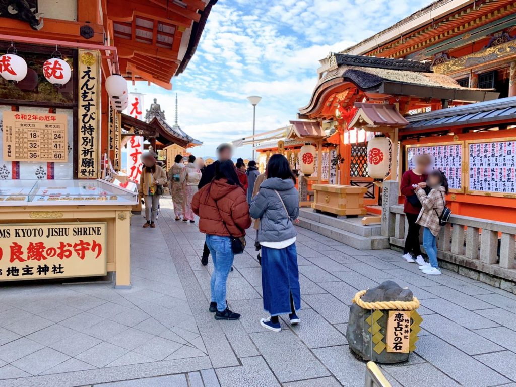 地主神社　恋占いの石 